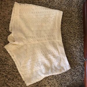 White pair of size 9 Hollister shorts